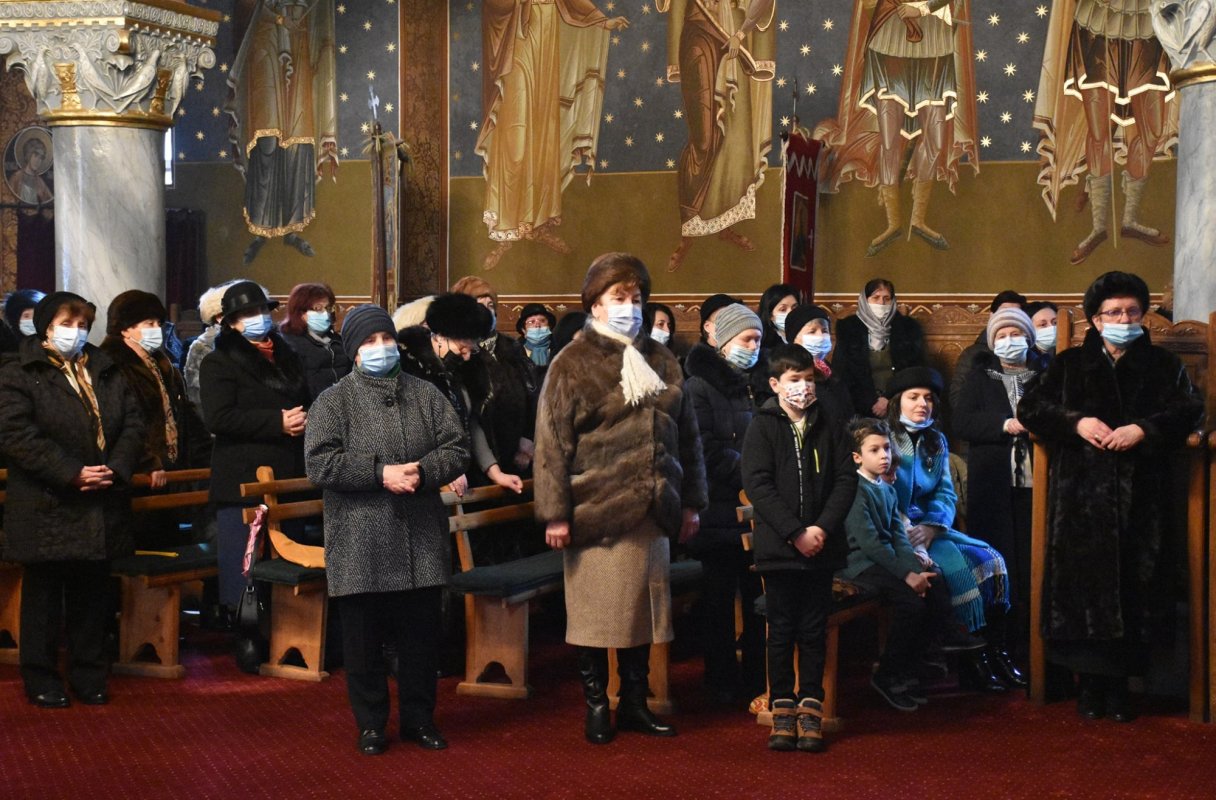 Slujire arhierească la Biserica „Adormirea Maicii Domnului” din cartierul turdean Oprișani 201009