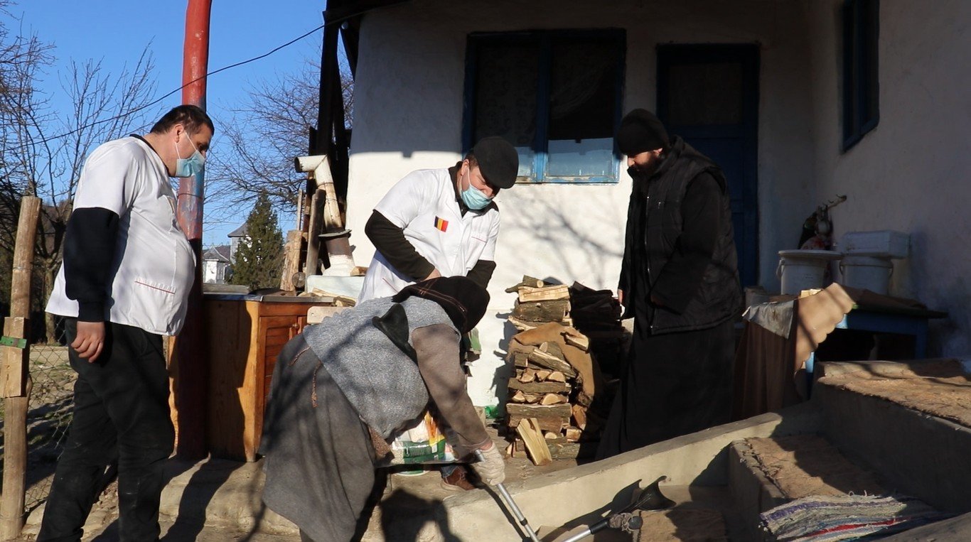 30 de familii au fost sprijinite de voluntarii Paraclisului Catedralei Naționale 201154