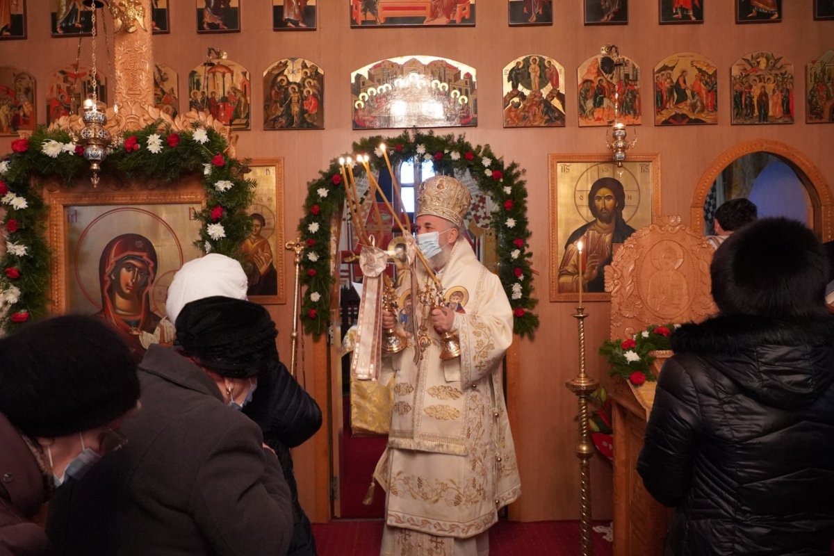 Sărbătoarea hramului și slujbă de pomenire la două lăcașuri din Galați 201149