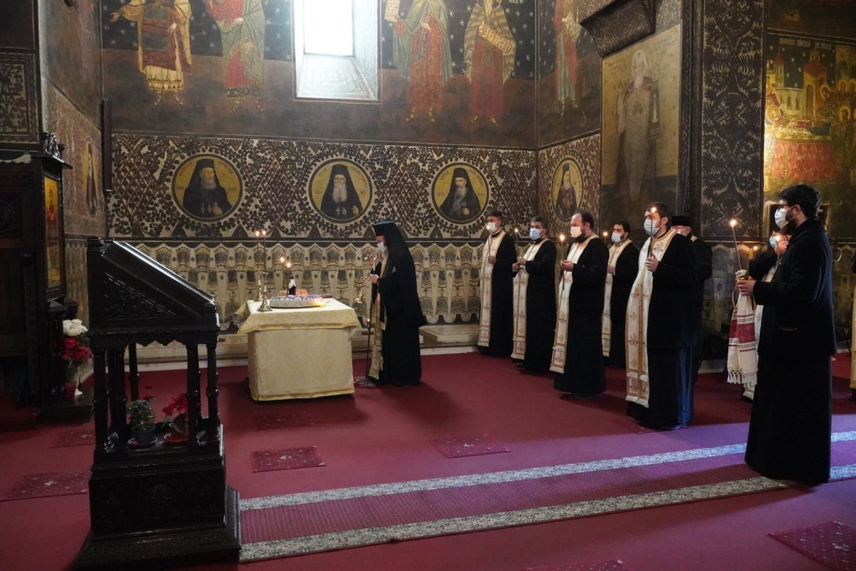 Sărbătoarea hramului și slujbă de pomenire la două lăcașuri din Galați 201150