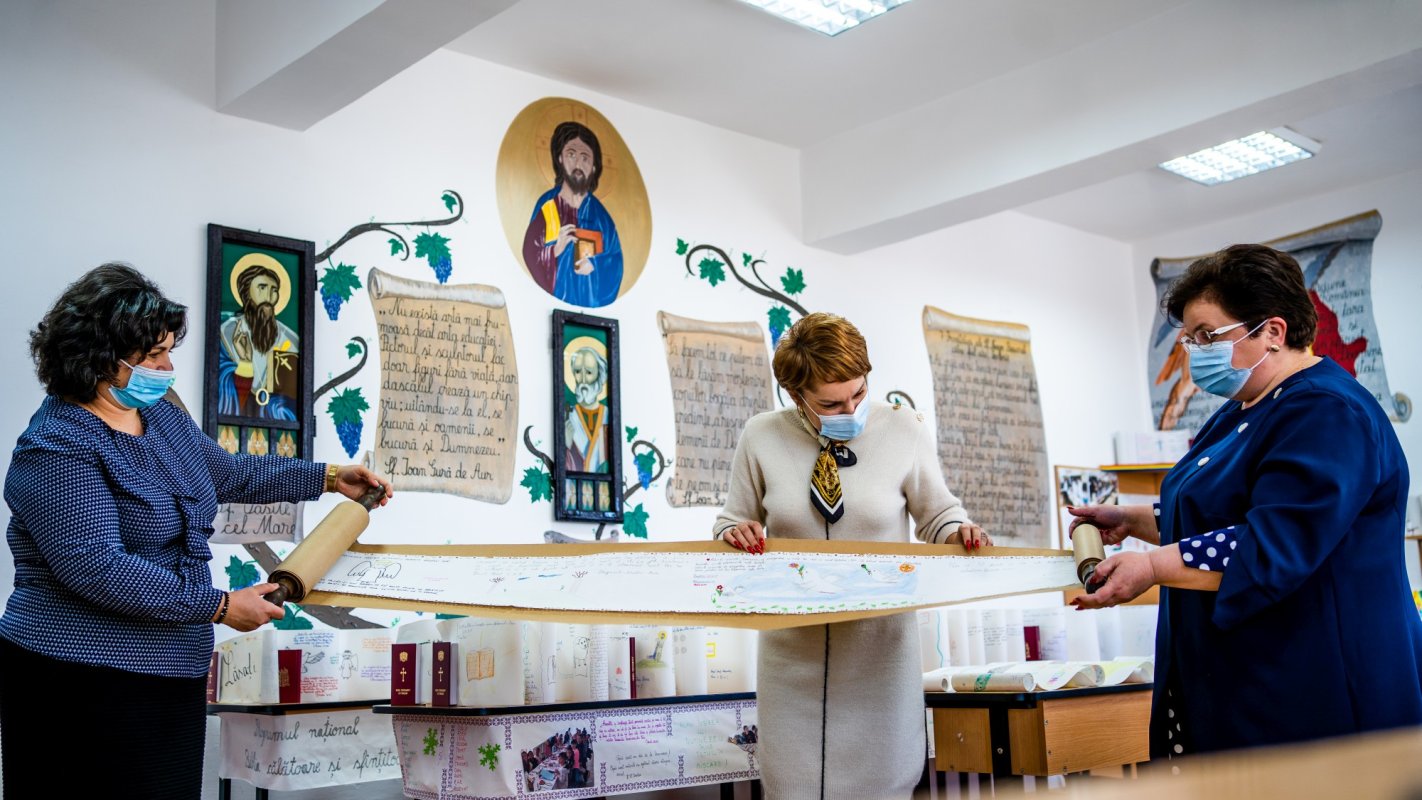 Vernisaj al expoziției itinerante „Biblia călătoare și sfințitoare” 201144