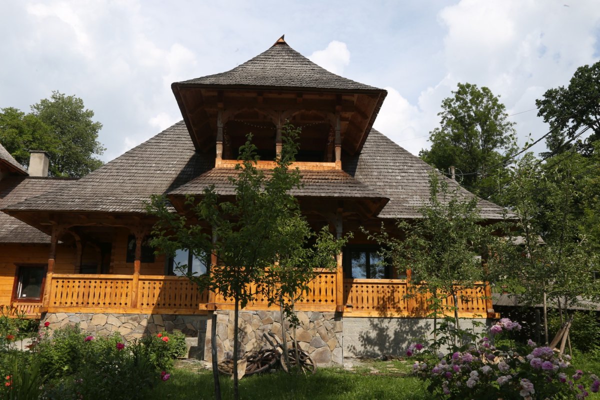 Biserica din Deseşti, casa Domnului şi a copiilor nevoiași 201233