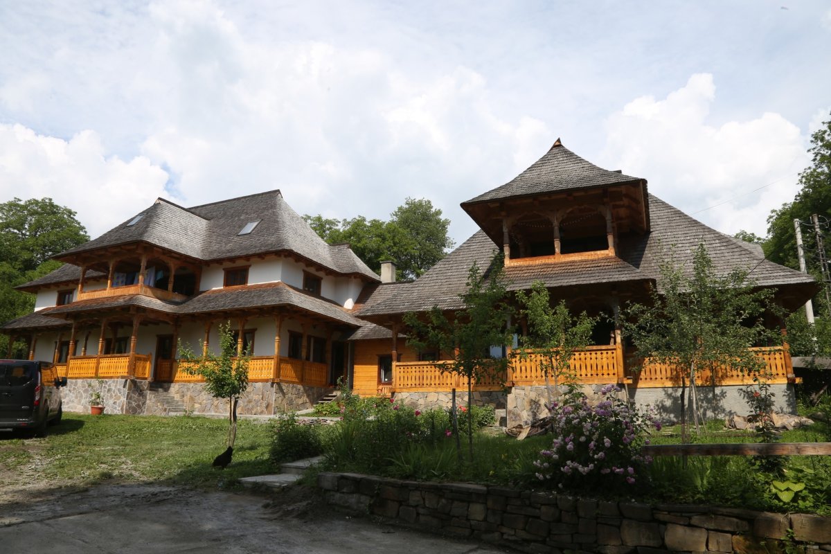 Biserica din Deseşti, casa Domnului şi a copiilor nevoiași 201235