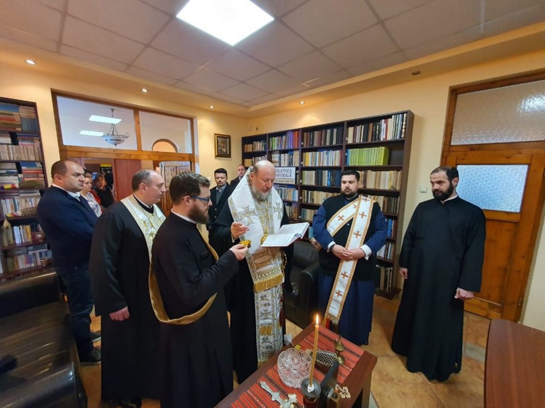 Liturghie arhierească și sfințire de lucrări într-o parohie arădeană 201351
