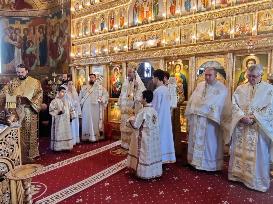 Liturghie arhierească și sfințire de lucrări într-o parohie arădeană 201352
