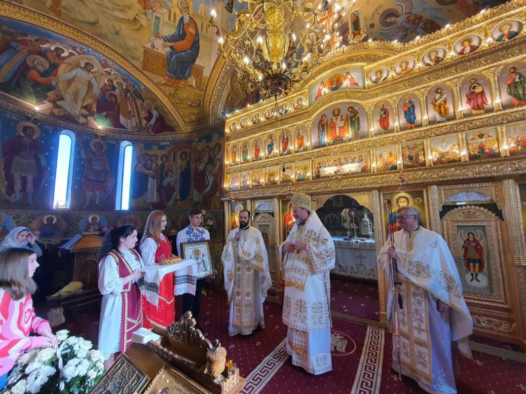 Liturghie arhierească și sfințire de lucrări într-o parohie arădeană 201353