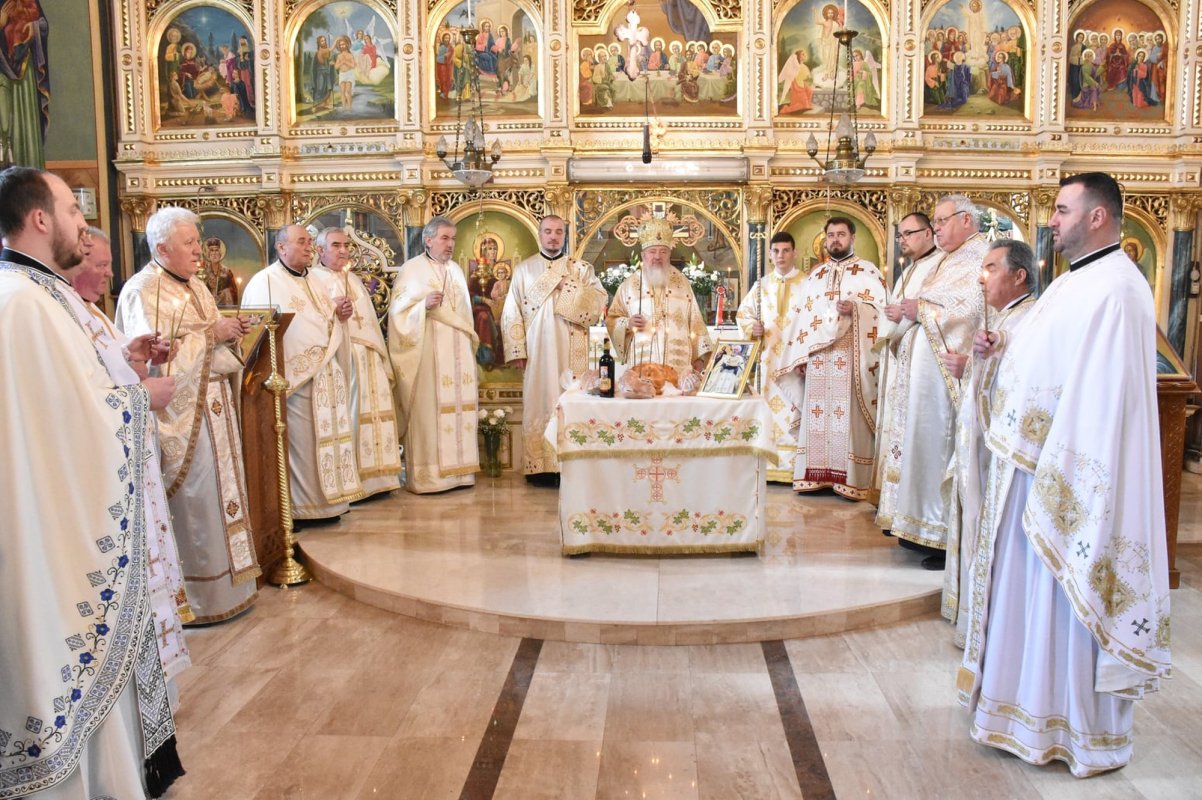 Liturghie arhierească la Biserica „Sfinţii Arhangheli Mihail și Gavriil” din Dej 201535