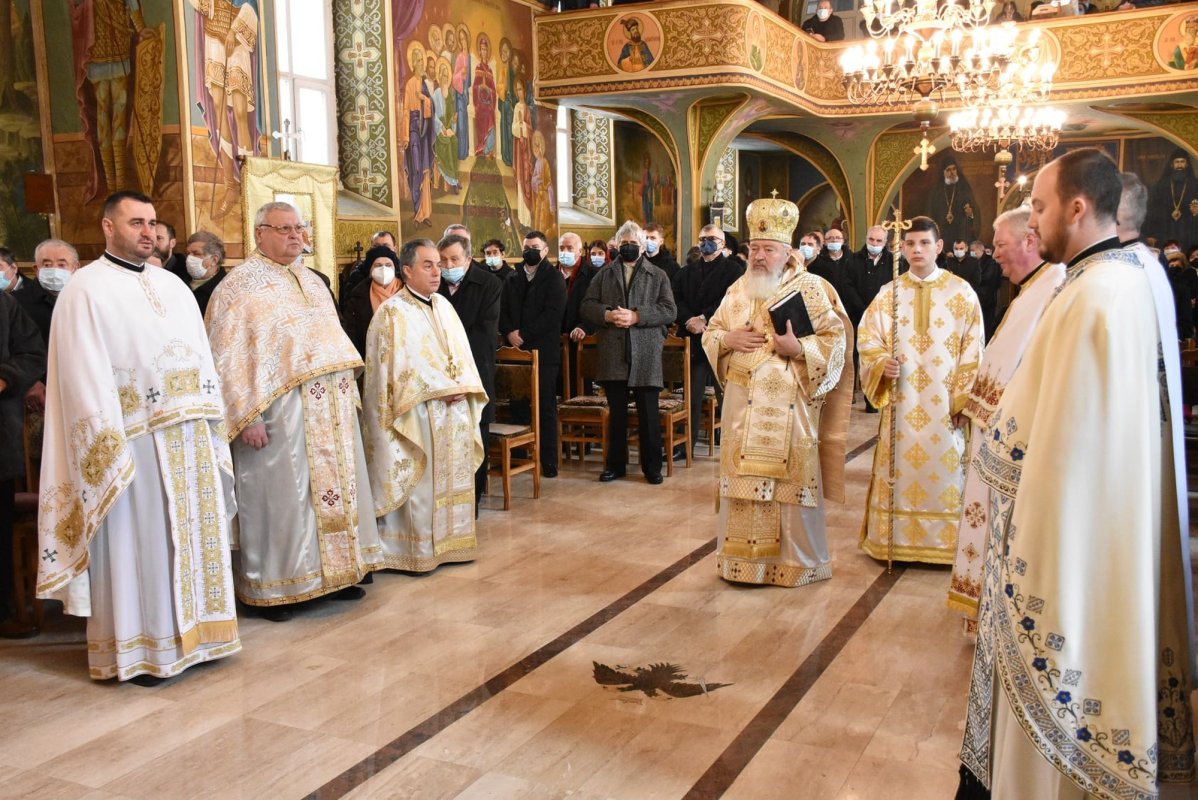 Liturghie arhierească la Biserica „Sfinţii Arhangheli Mihail și Gavriil” din Dej 201536