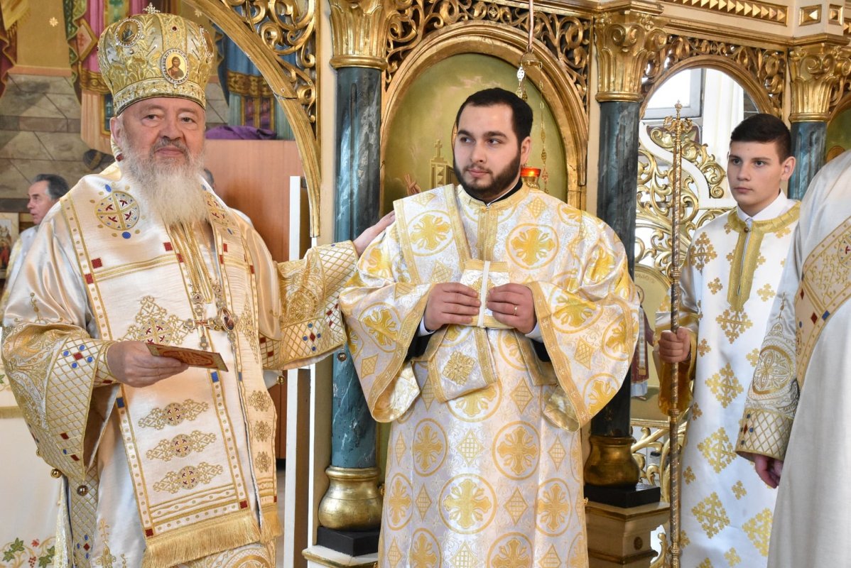 Liturghie arhierească la Biserica „Sfinţii Arhangheli Mihail și Gavriil” din Dej 201537