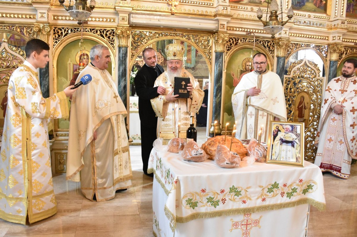 Liturghie arhierească la Biserica „Sfinţii Arhangheli Mihail și Gavriil” din Dej 201539