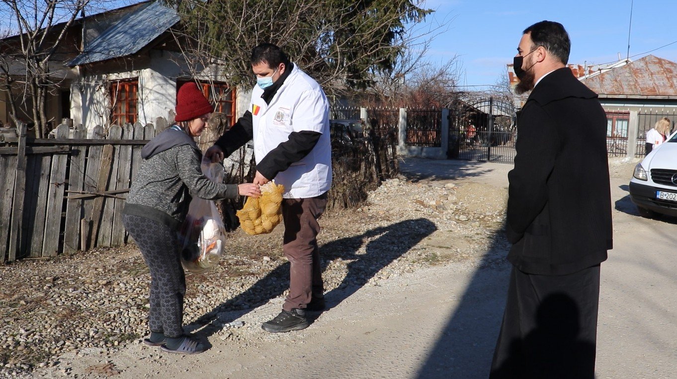 Ajutor al voluntarilor Paraclisului Catedralei Naționale pentru 30 de familii nevoiașe 201741