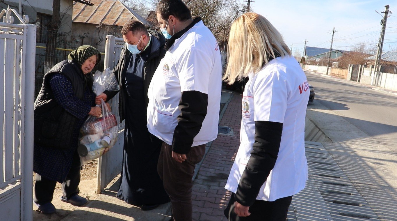 Ajutor al voluntarilor Paraclisului Catedralei Naționale pentru 30 de familii nevoiașe 201742