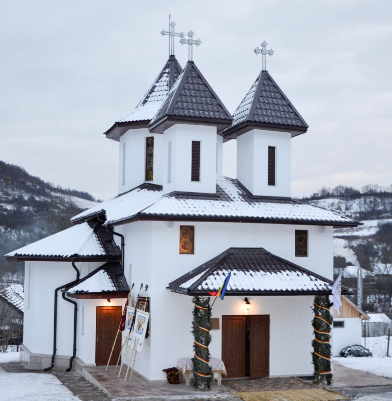 Noua biserică din satul hunedorean Chergheș a fost târnosită 201703