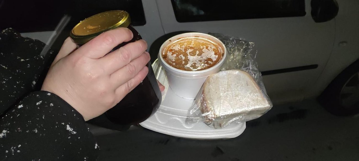 O masă caldă pentru vârstnici în Parohia Târnăveni II 201857