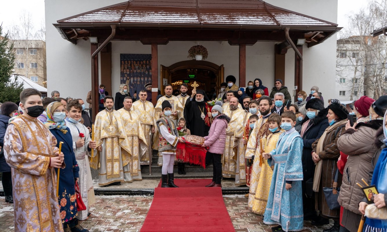 Liturghie arhierească la hramul Bisericii „Sfinții Trei Ierarhi” din Bacău 202371