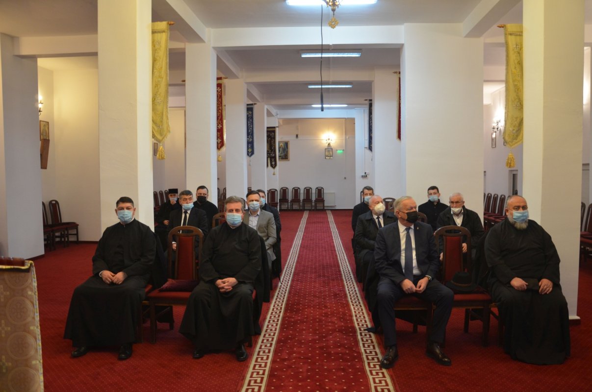 Membrii Consiliului eparhial al Episcopiei Oradiei reuniți în ședință de lucru 203001