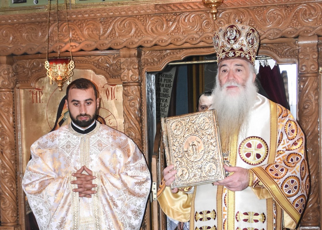 Vizită arhierească și instalare de preot la Parohia Pristol din Mehedinți  203009