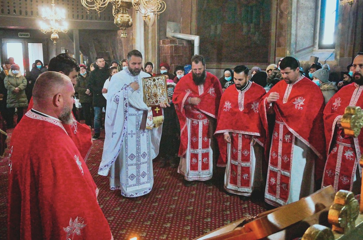 Episcopul martir al Magneziei cinstit la două parohii oltene  203199