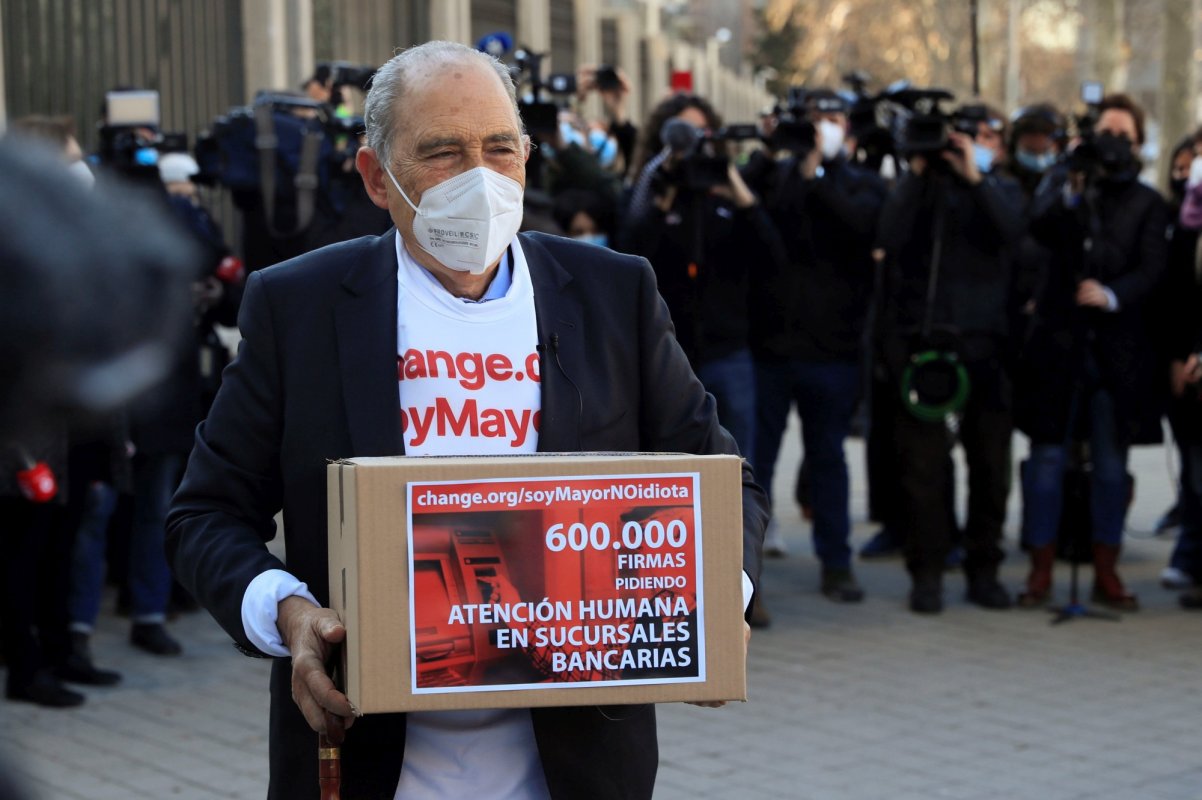 Digitalizarea în exces a băncilor i-a înfuriat pe pensionarii spanioli 203398