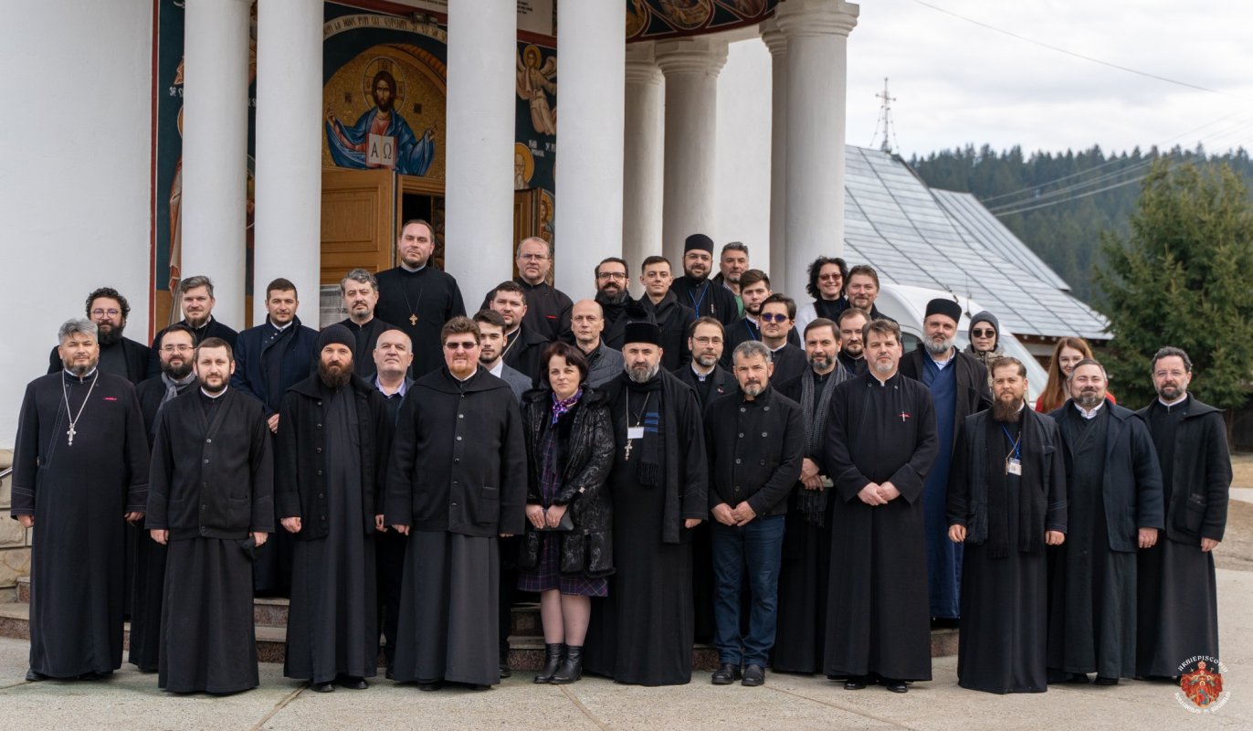 Simpozionul „Taina Omului - firescul Rugăciunii. Experiența isihastă în mileniul III” la Onești 203813