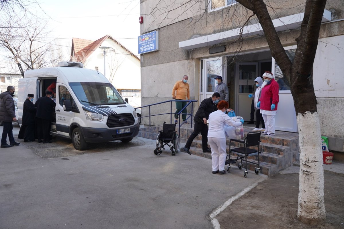 O parohie din Brăila a oferit daruri persoanelor nevoiaşe 203879