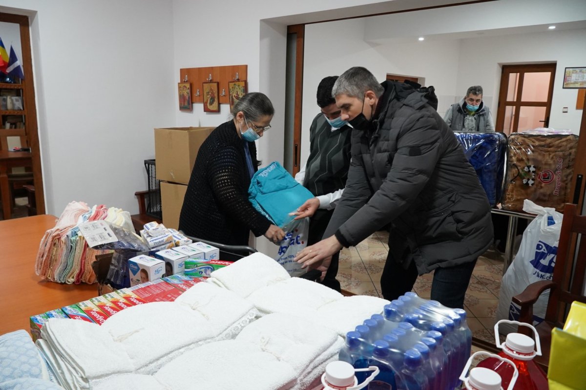 O parohie din Brăila a oferit daruri persoanelor nevoiaşe 203880