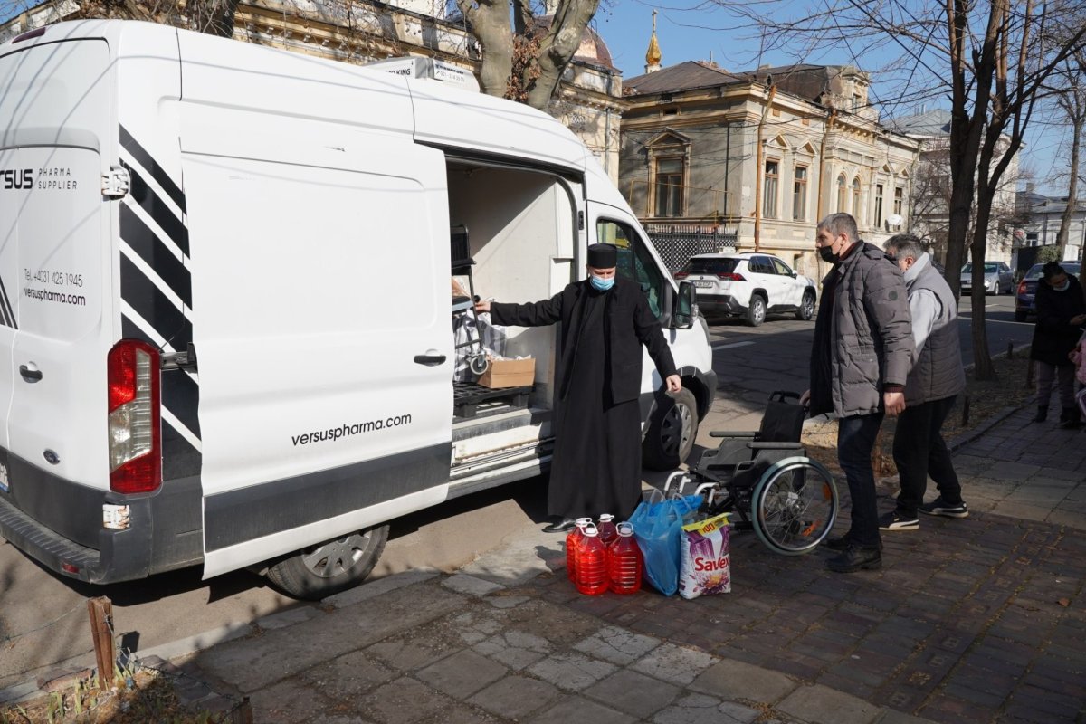 O parohie din Brăila a oferit daruri persoanelor nevoiaşe 203881