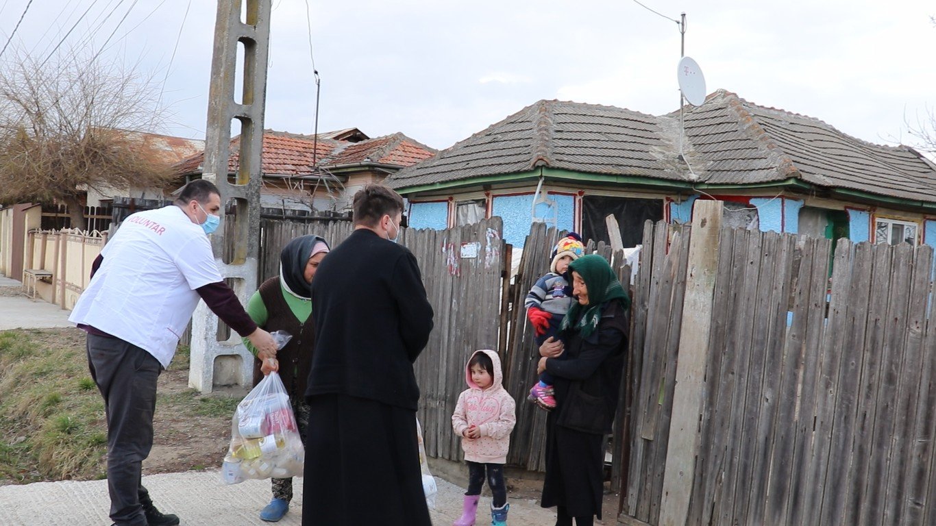 Daruri pentru 32 de familii din partea voluntarilor Paraclisului Catedralei Naționale 204516