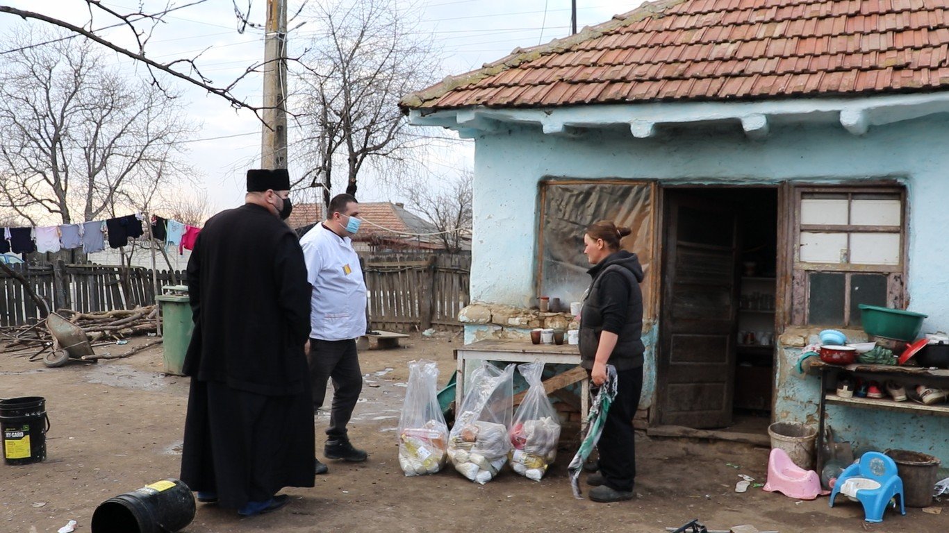 Daruri pentru 32 de familii din partea voluntarilor Paraclisului Catedralei Naționale 204517