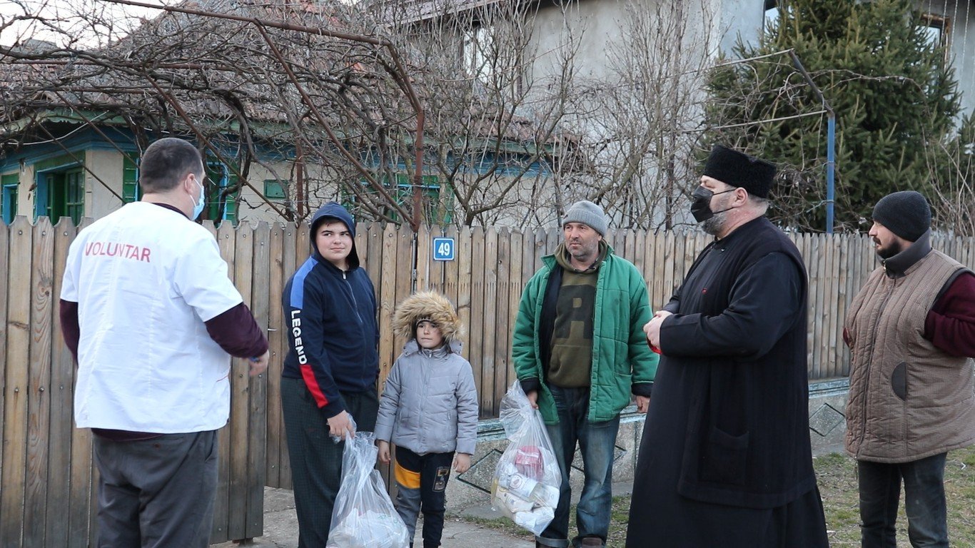 Daruri pentru 32 de familii din partea voluntarilor Paraclisului Catedralei Naționale 204518