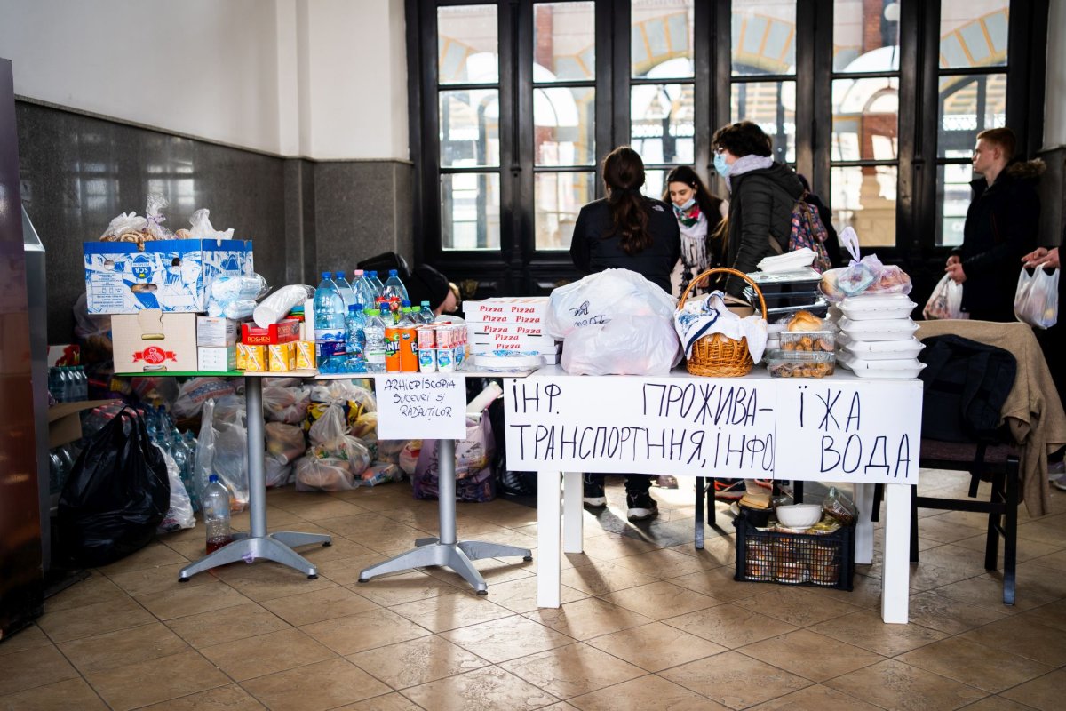 Arhiepiscopia Sucevei și Rădăuților sprijină cetățenii ucraineni greu încercați  204615