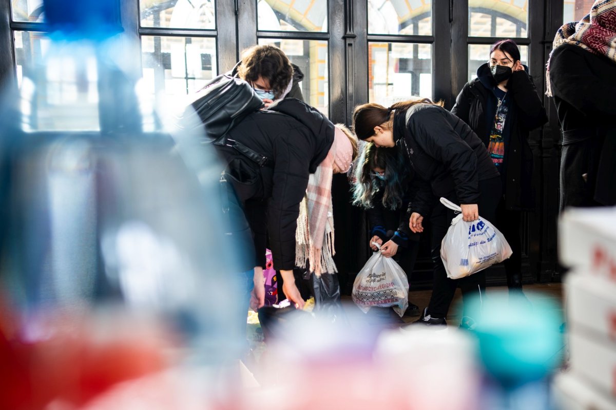 Arhiepiscopia Sucevei și Rădăuților sprijină cetățenii ucraineni greu încercați  204616