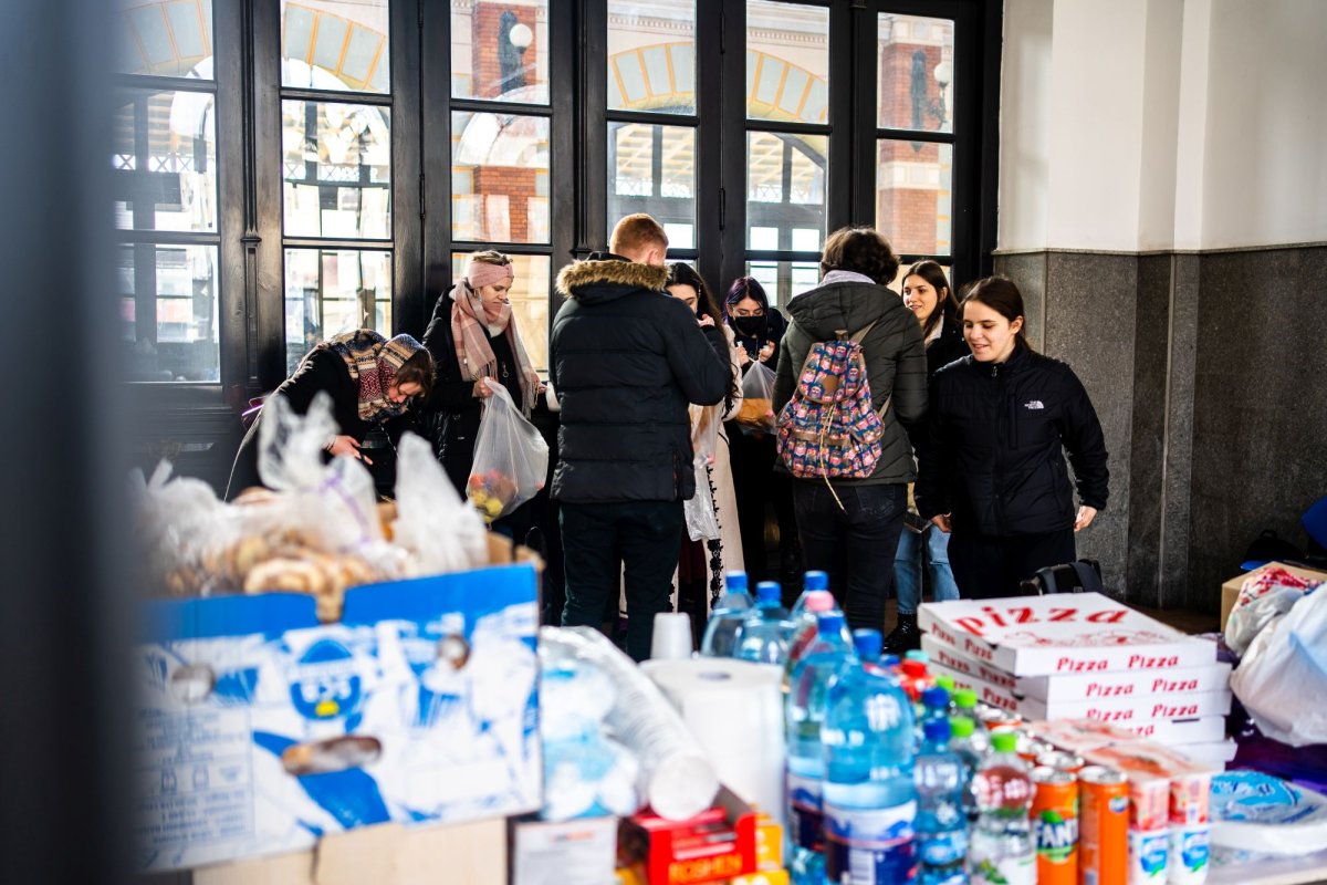 Arhiepiscopia Sucevei și Rădăuților sprijină cetățenii ucraineni greu încercați  204617