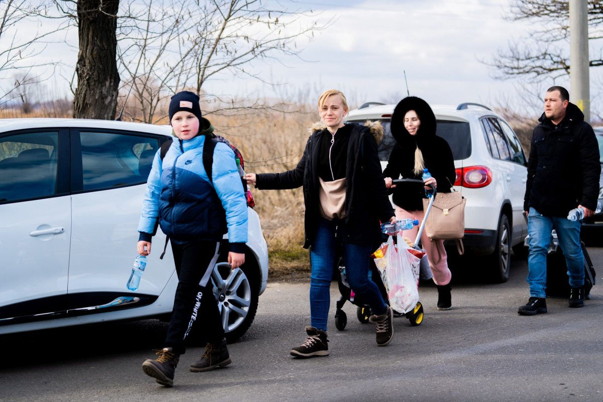 Arhiepiscopia Sucevei și Rădăuților sprijină cetățenii ucraineni greu încercați  204619