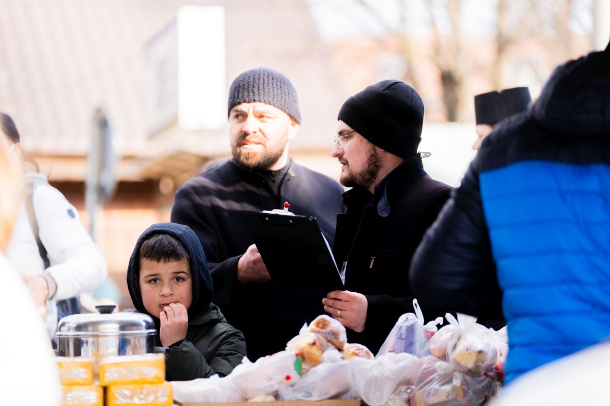 Arhiepiscopia Sucevei și Rădăuților sprijină cetățenii ucraineni greu încercați  204623