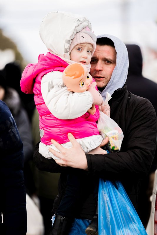 Arhiepiscopia Sucevei și Rădăuților sprijină cetățenii ucraineni greu încercați  204628