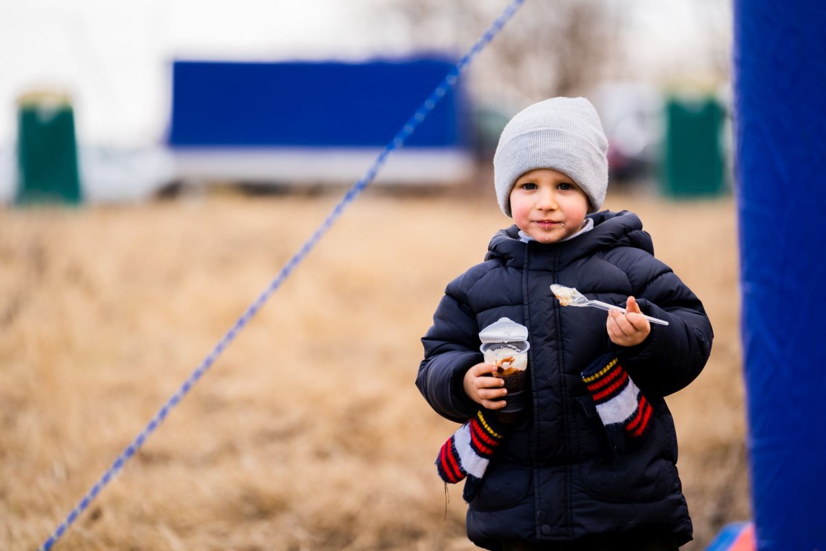 Arhiepiscopia Sucevei și Rădăuților sprijină cetățenii ucraineni greu încercați  204636