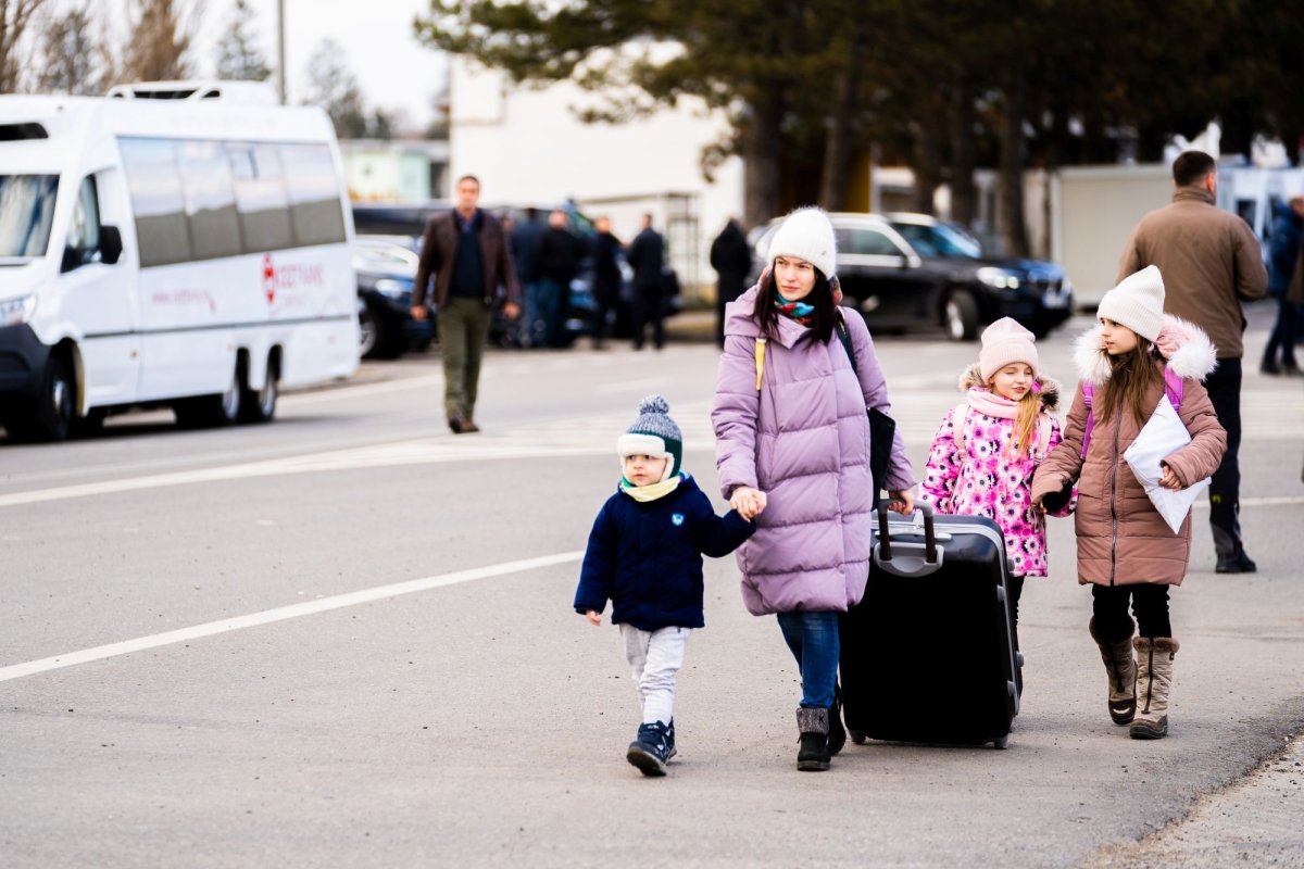 Arhiepiscopia Sucevei și Rădăuților sprijină cetățenii ucraineni greu încercați  204638