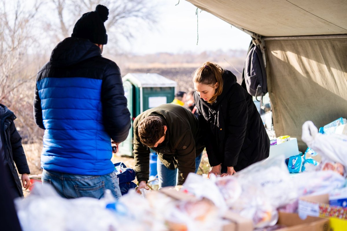 Arhiepiscopia Sucevei și Rădăuților sprijină cetățenii ucraineni greu încercați  204651