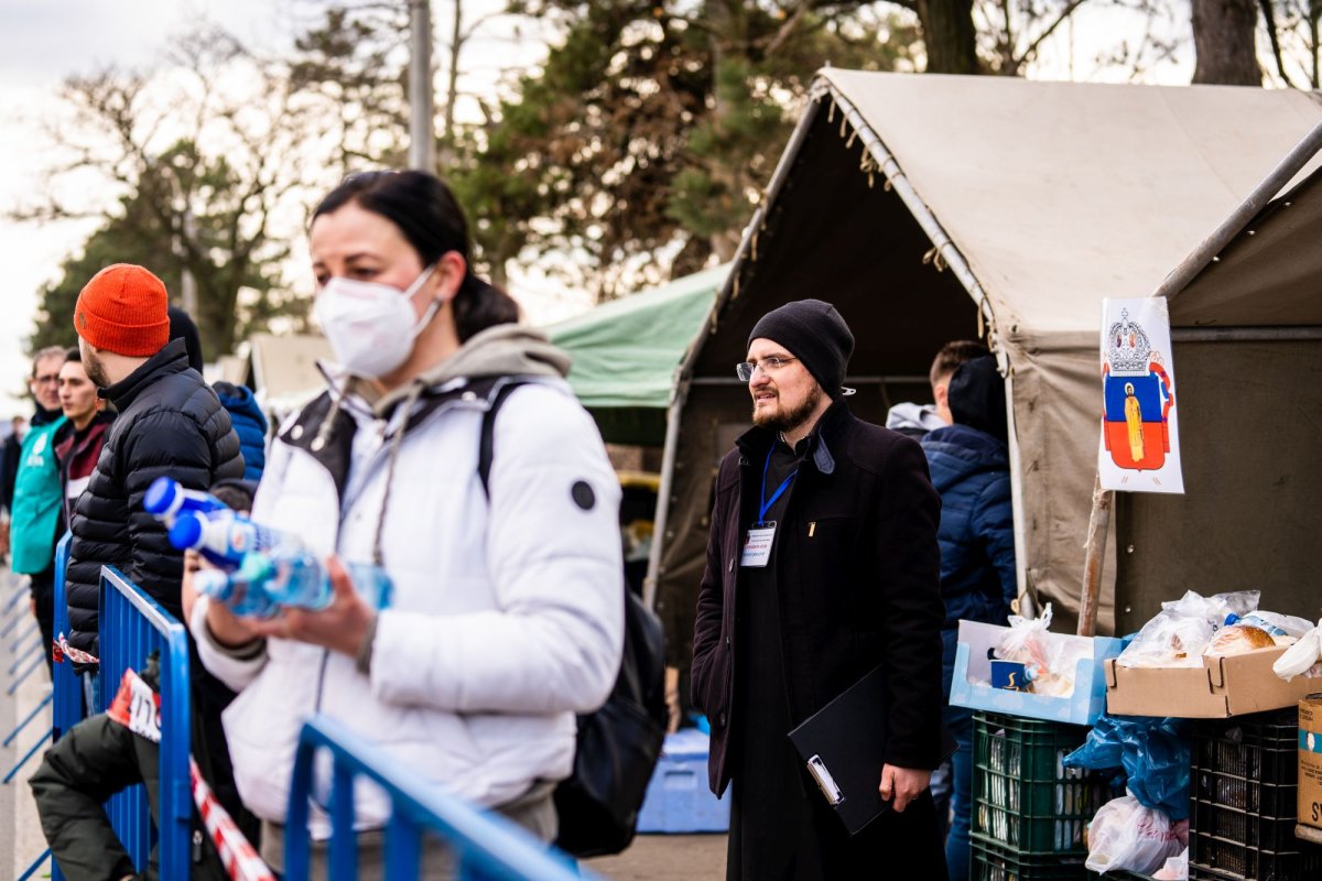 Arhiepiscopia Sucevei și Rădăuților sprijină cetățenii ucraineni greu încercați  204653