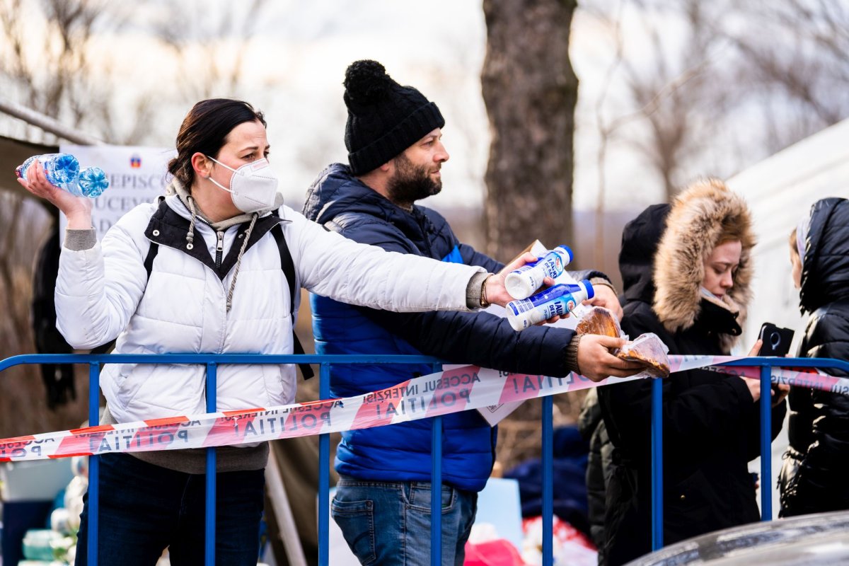 Arhiepiscopia Sucevei și Rădăuților sprijină cetățenii ucraineni greu încercați  204654