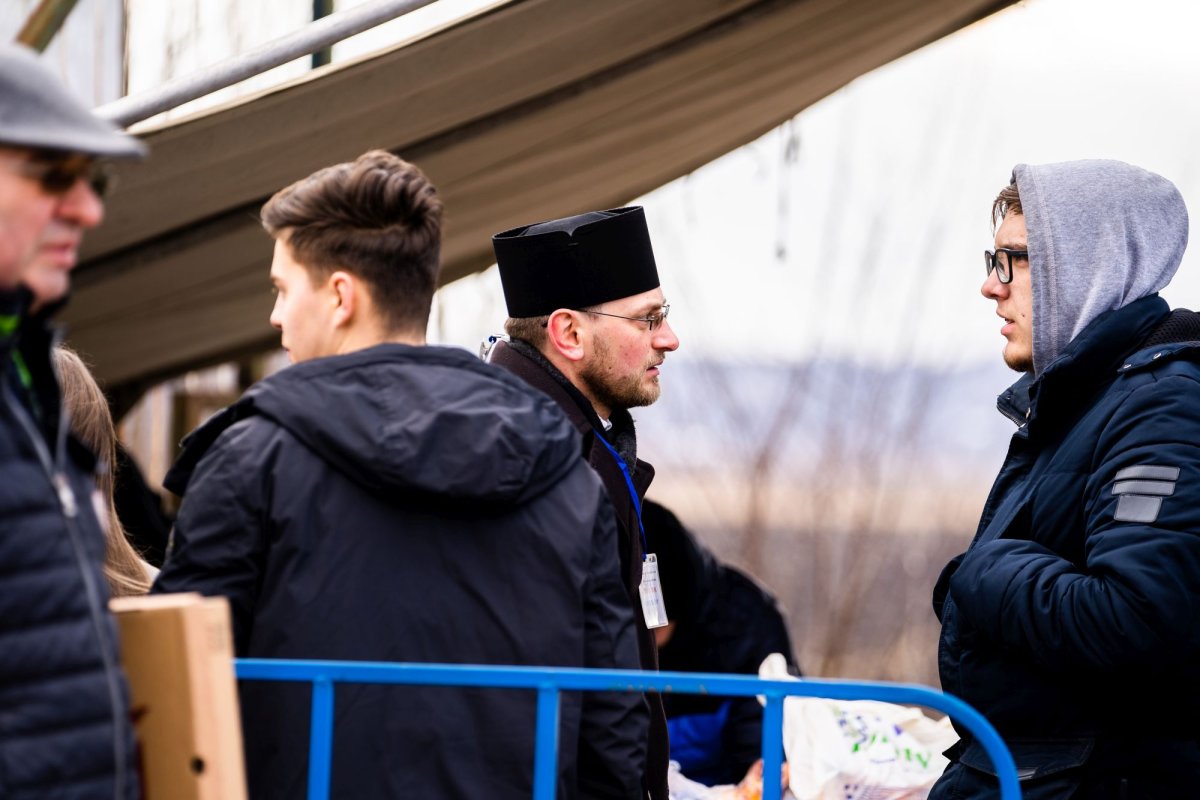 Arhiepiscopia Sucevei și Rădăuților sprijină cetățenii ucraineni greu încercați  204656