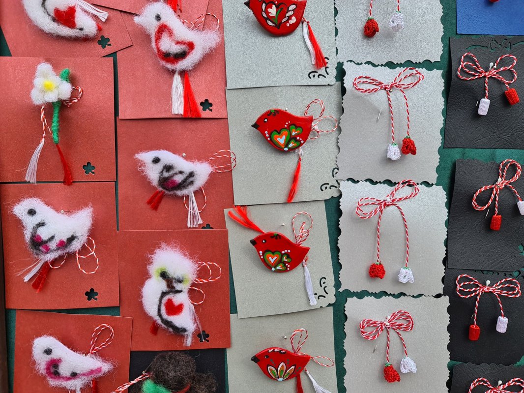 Mărțișorul, „fărâma de soare” a acestor zile grele 204938