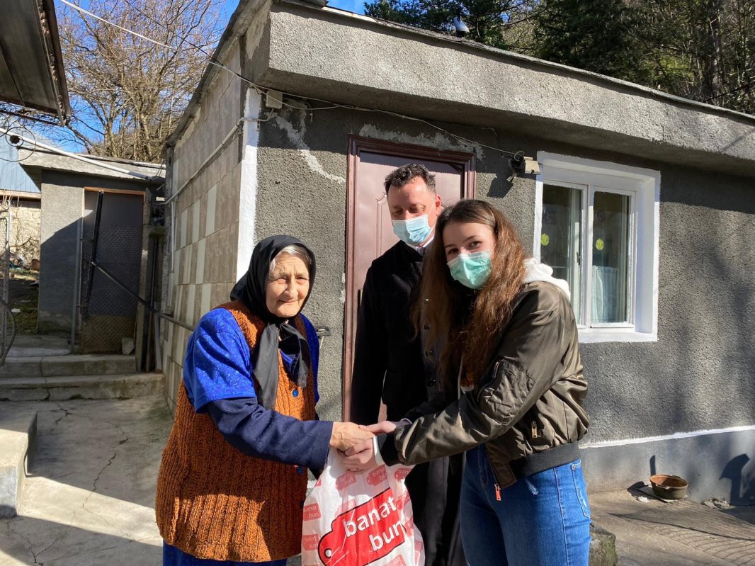 Ajutor pentru persoanele nevoiașe oferit de o parohie din Oravița 205093