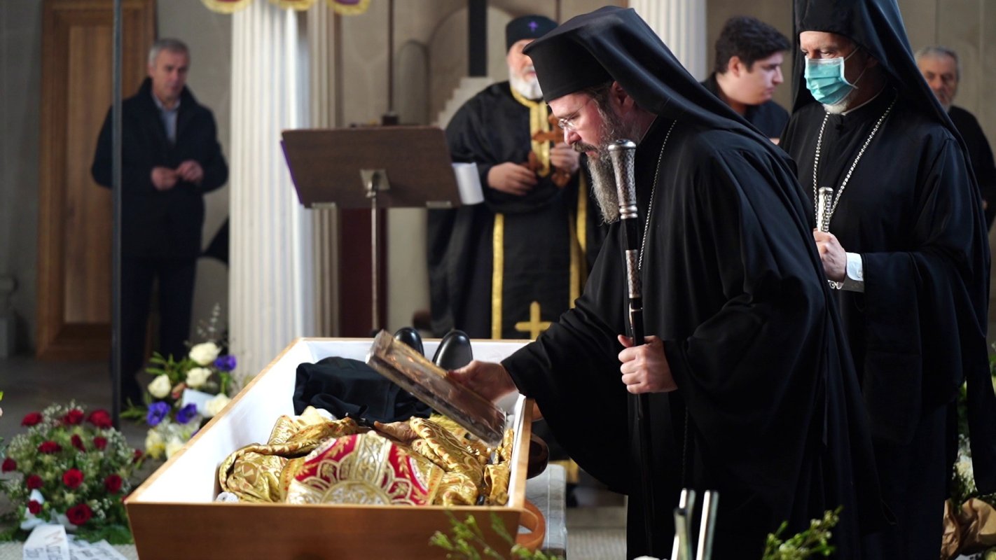 Mitropolitul grec Pavlos Menevissoglu a fost condus pe ultimul drum 205321