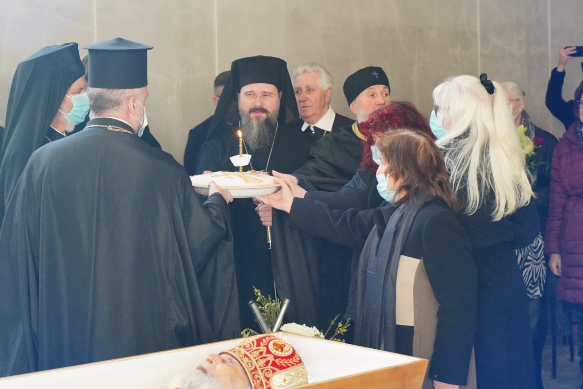 Mitropolitul grec Pavlos Menevissoglu a fost condus pe ultimul drum 205322