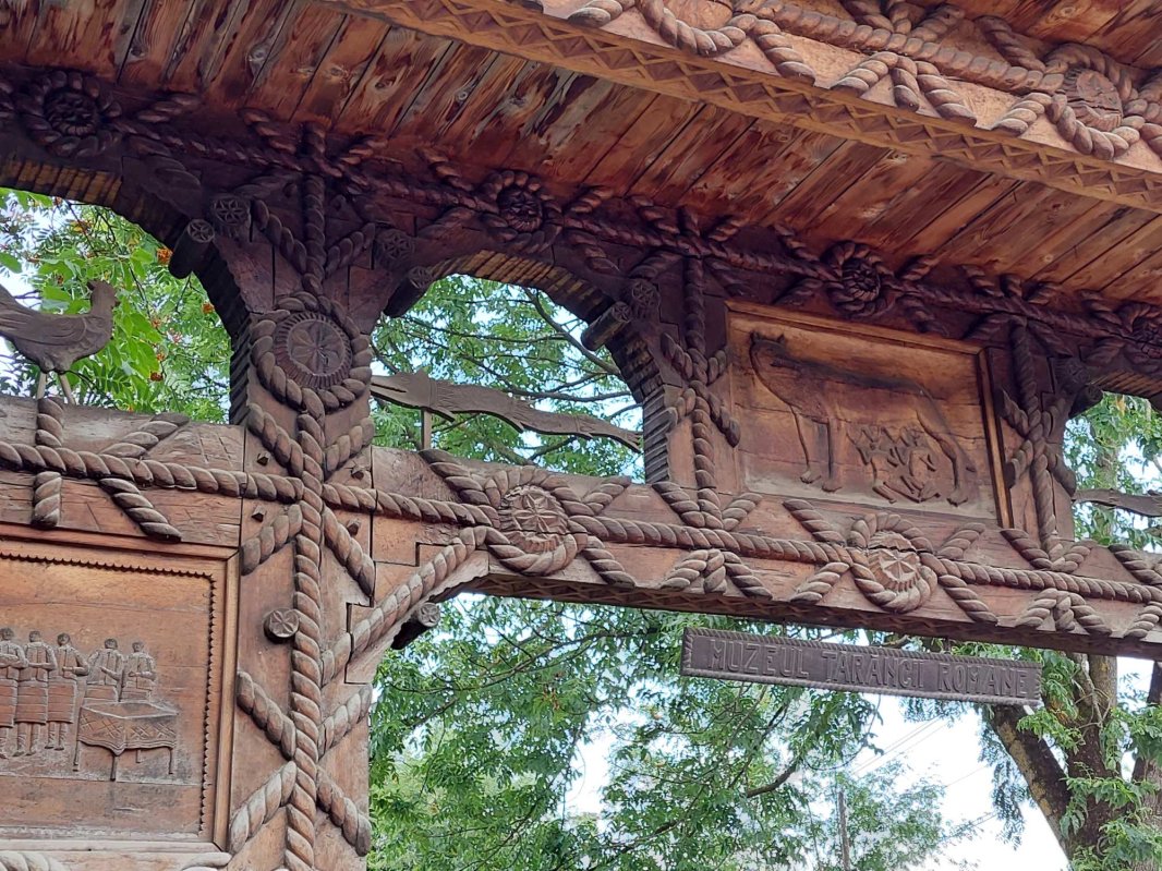 Lumea femeii maramureşene într-un singur muzeu 204996