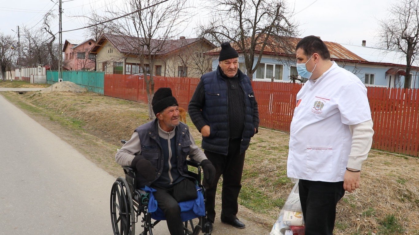 Pachete cu alimente pentru 38 de familii prahovene defavorizate 205661