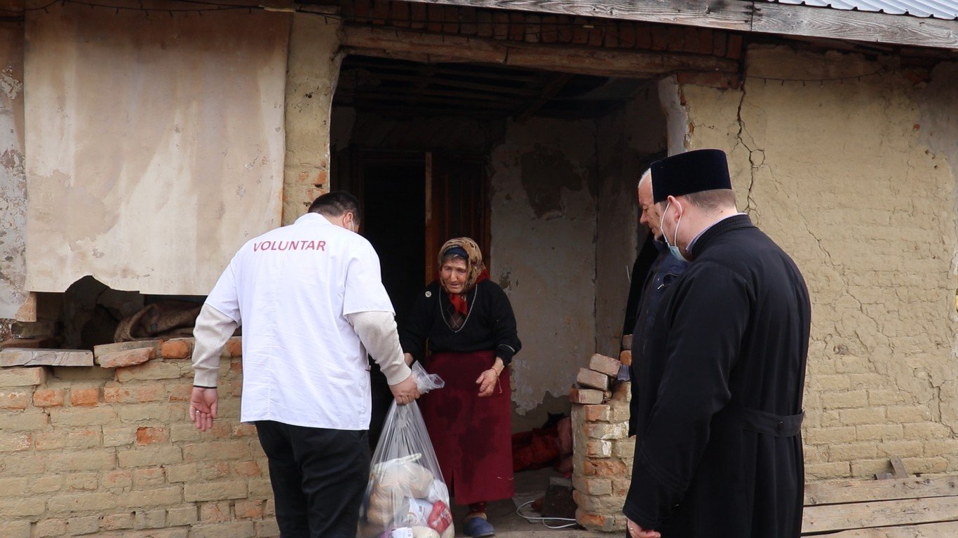 Pachete cu alimente pentru 38 de familii prahovene defavorizate 205662