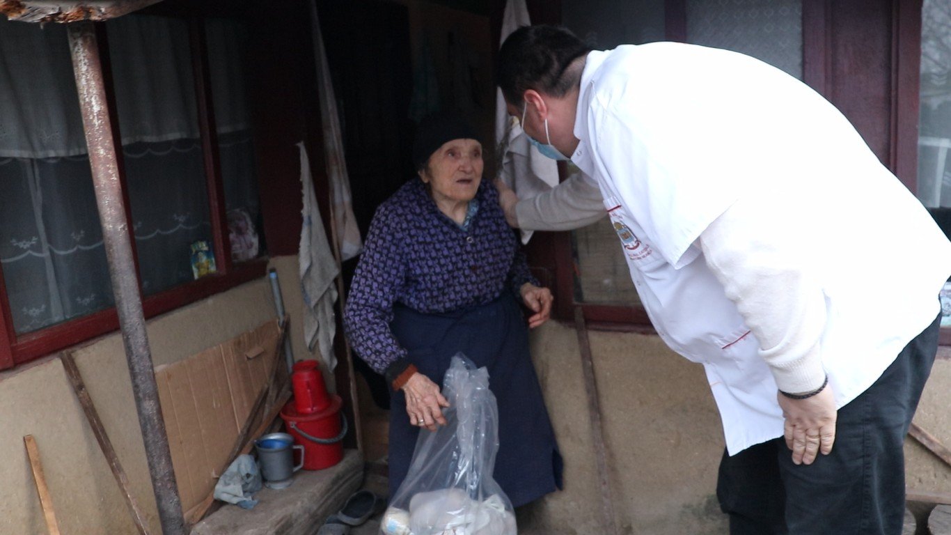 Pachete cu alimente pentru 38 de familii prahovene defavorizate 205663